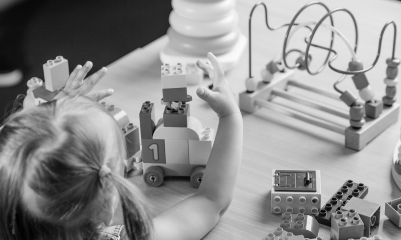 Pige der leger med lego Pige der leger med lego